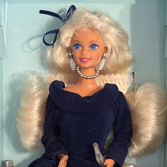 1995 An Avon Exclusive Special Edition Winter Velvet First in series Barbie - Picture 2 of 7